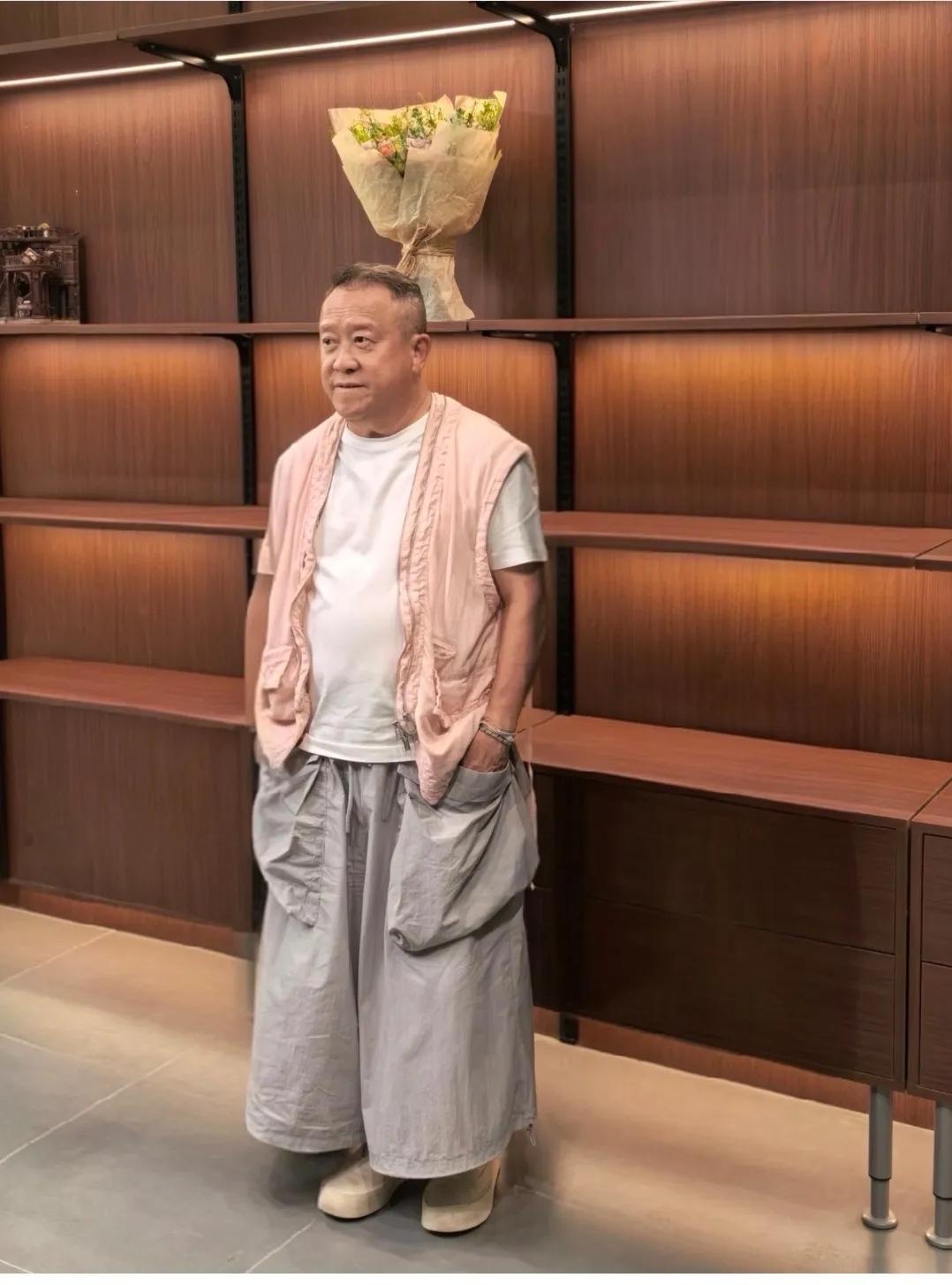 曾志伟，这阔腿裤怎么显的腿更短了呢？