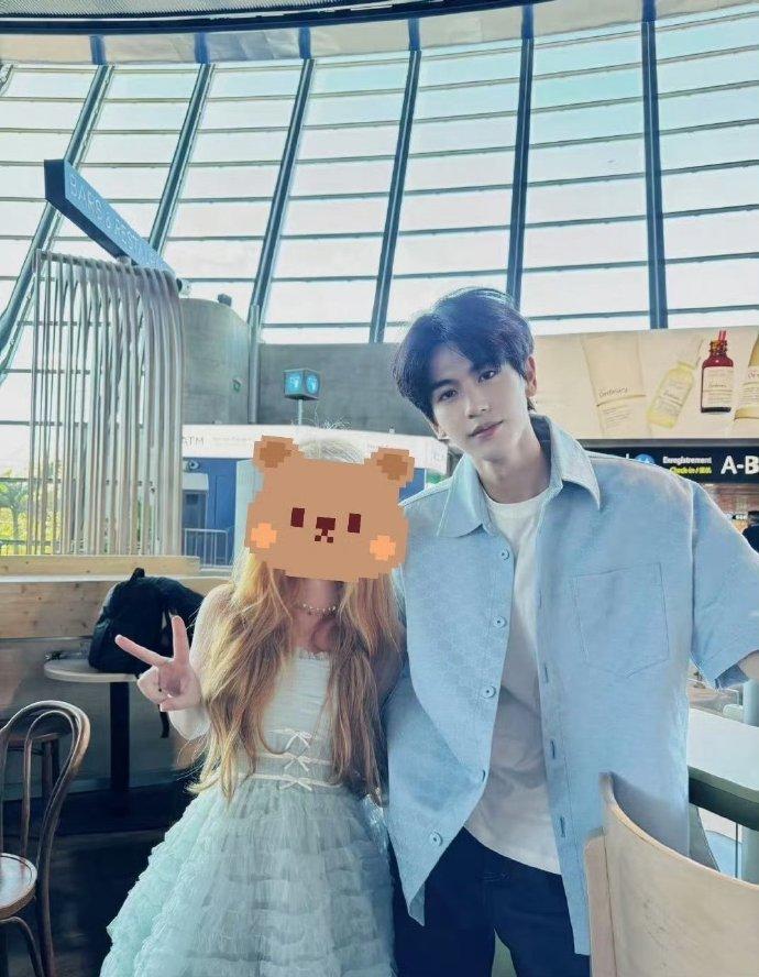 张凌赫把偶遇都拍成了情侣照，此男好强的cp感…… 