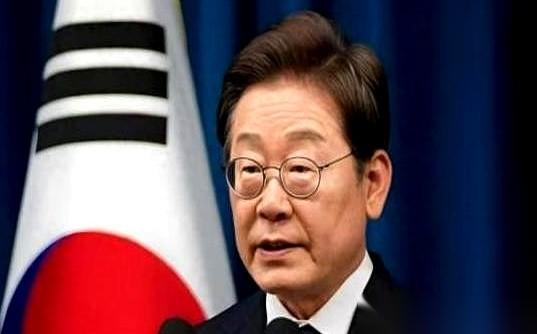 李在明这哥们儿，可能是韩国历史上最硬核的总统。
他上台干的第一件事，就是把那个悬