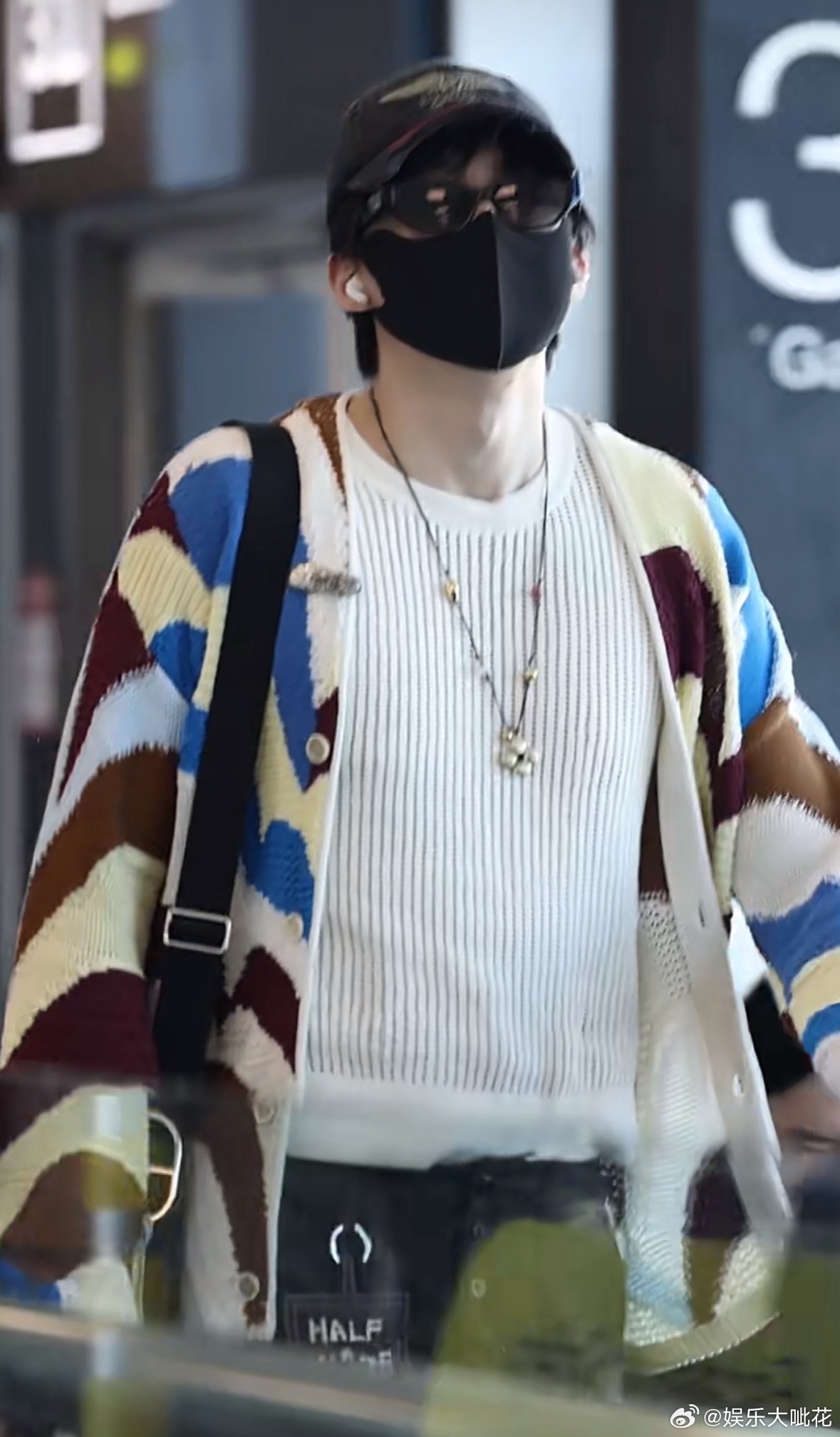 刘宇宁健身效果明显刘宇宁居家男友风开衫 刘宇宁今日路透，完全是居家男友级别这大X