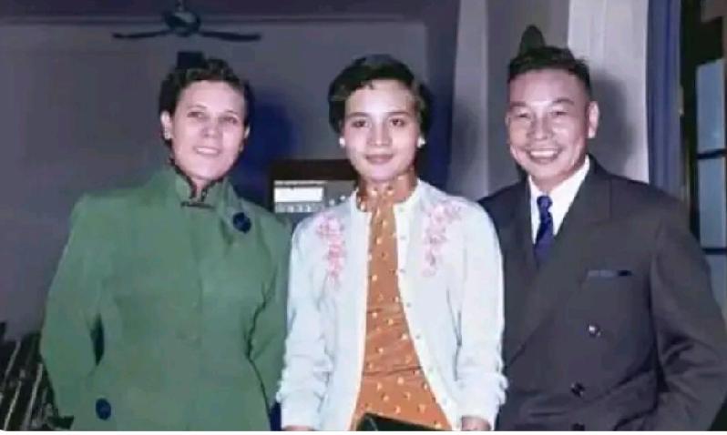 这是蒋介石之子蒋经国和妻子蒋方良，女儿蒋孝章的合影。
       蒋经国讨了一