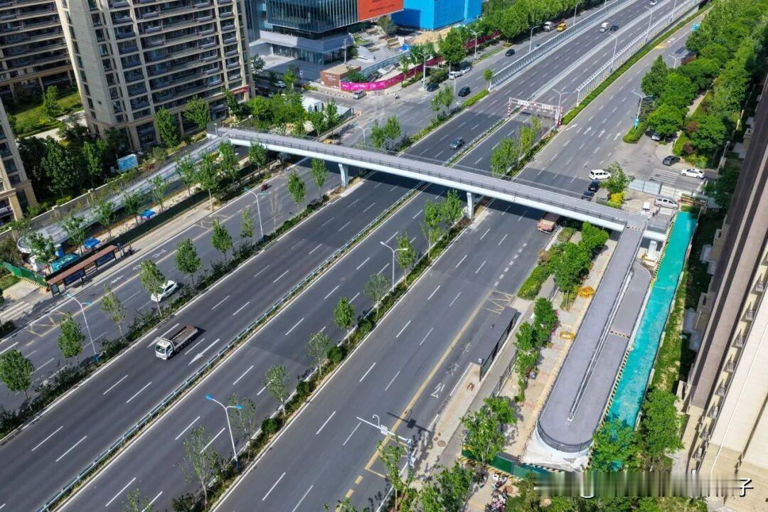 青岛路天桥看着“简陋”但可以过电动车、自行车…方便[奸笑]