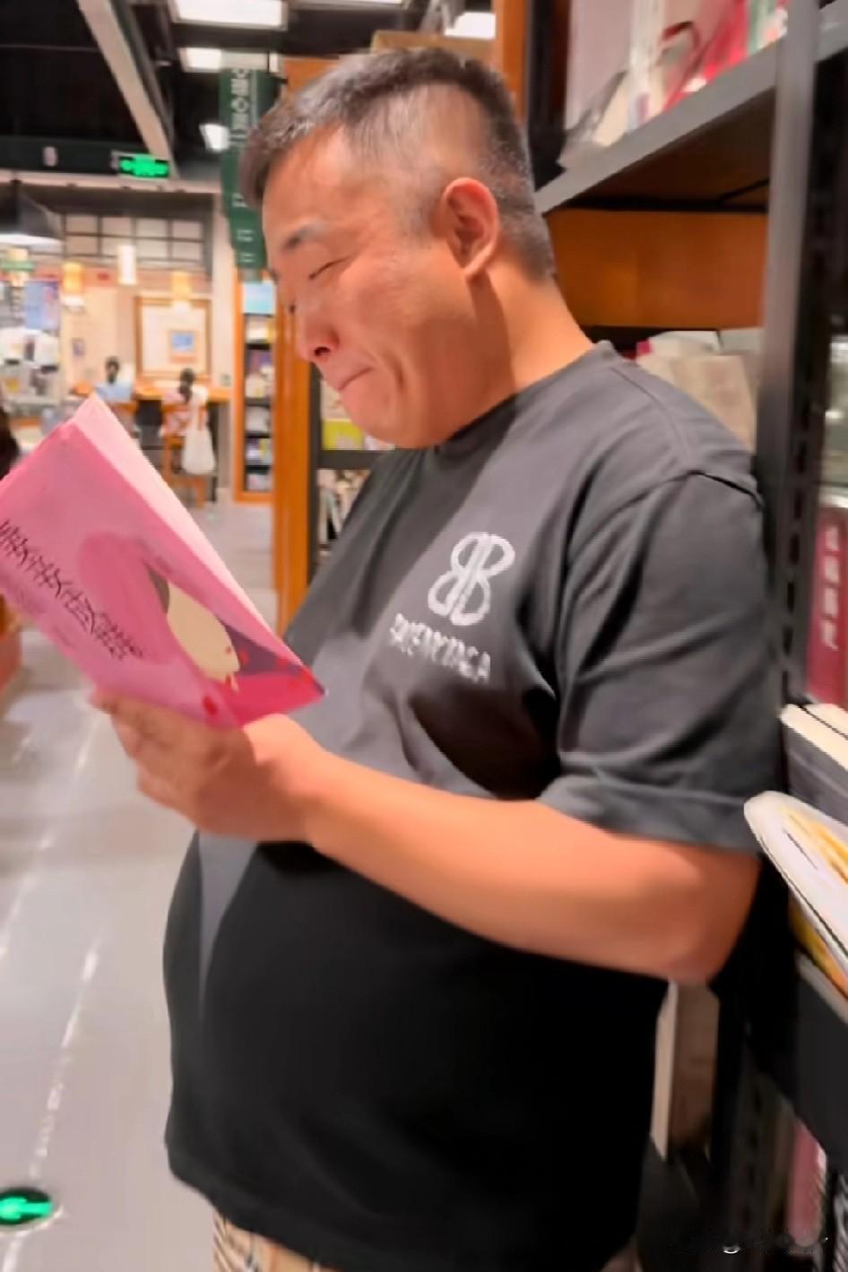 大哥不是看进去了，是真入戏了，眼里没有对知识的渴望，全是对妻妾成群的幻想
在这喧