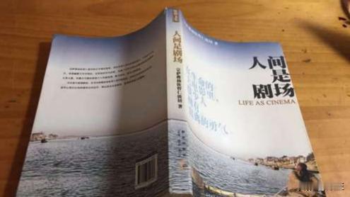 老王是我的邻居。自打他的老伴过世后，他那张阳光灿烂的脸再也没有出现过。邻居们都不