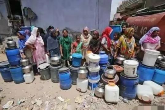 三哥的脑回路真是不一般，明明国内急缺化肥都到了火烧眉毛的时刻，明明想来中国买，却