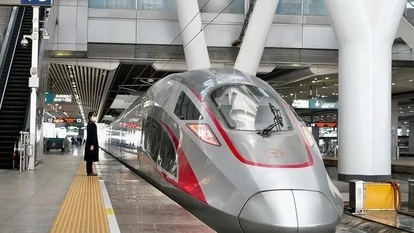 铁路部门将推出老年旅客淡季周中购票优惠，优惠车票5月15日起开售。优惠面向60周