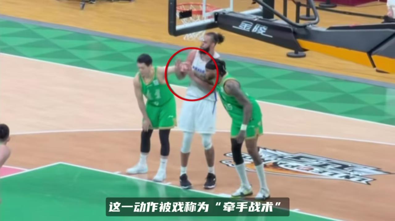 CBA罕见一幕！辽篮“牵手防守”放倒麦基，“牵手战术”又有创新。在上一轮辽宁队与