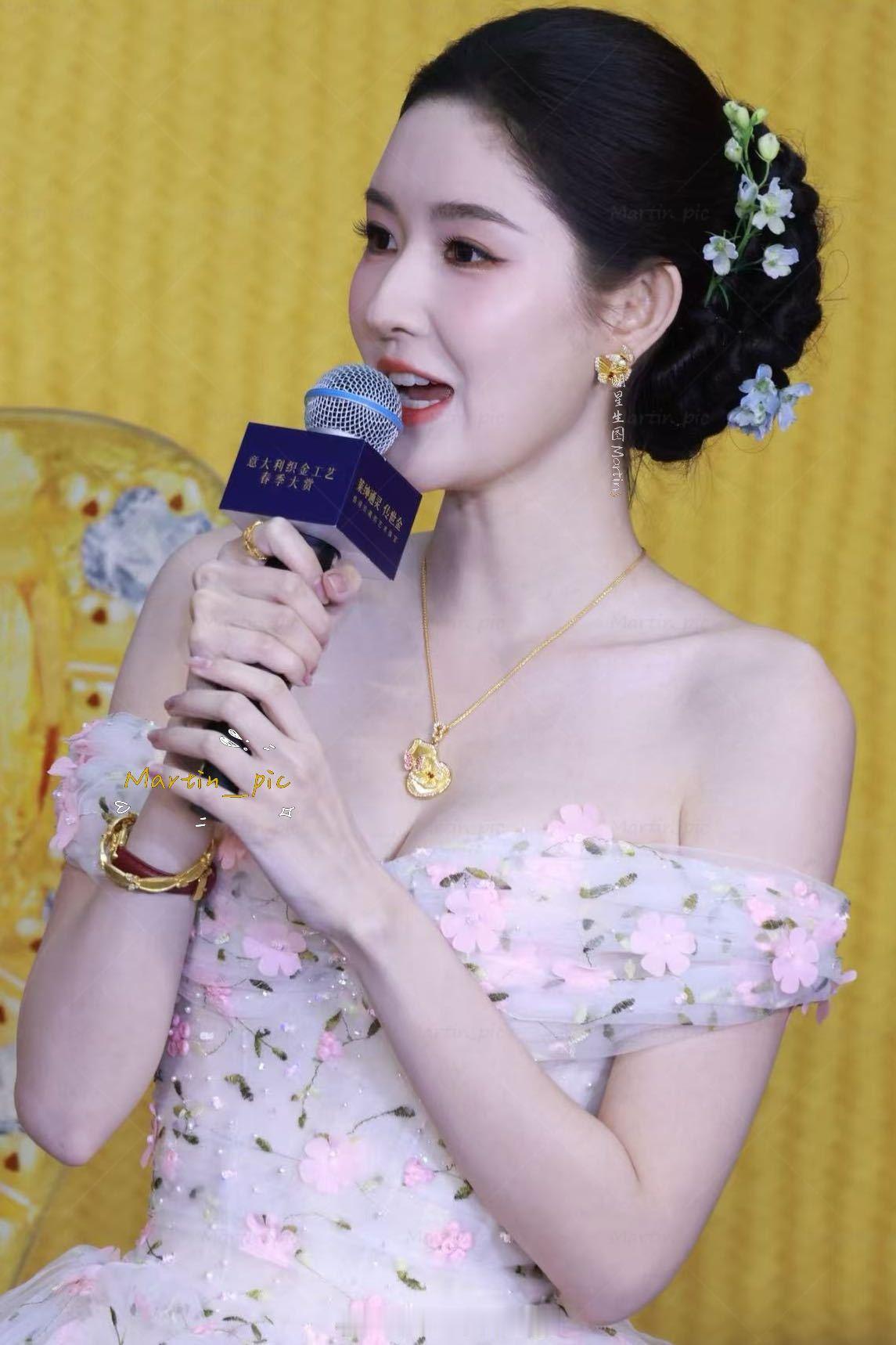 王玉雯  王玉雯 今日份站台生图掉落 姐姐樱花粉太美啦王玉雯王玉雯未来可期