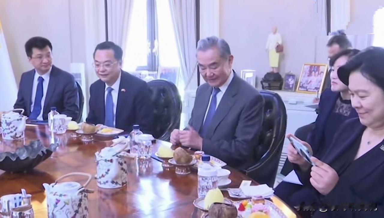 泰方准备的蛋糕的确很精致，华姐都忍不住当着阿努廷的面拍照一下！心情很愉悦！