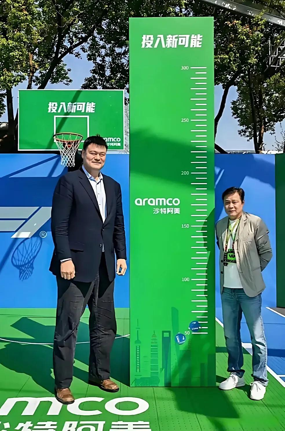 目测一下，范志毅身高也就150过一点……