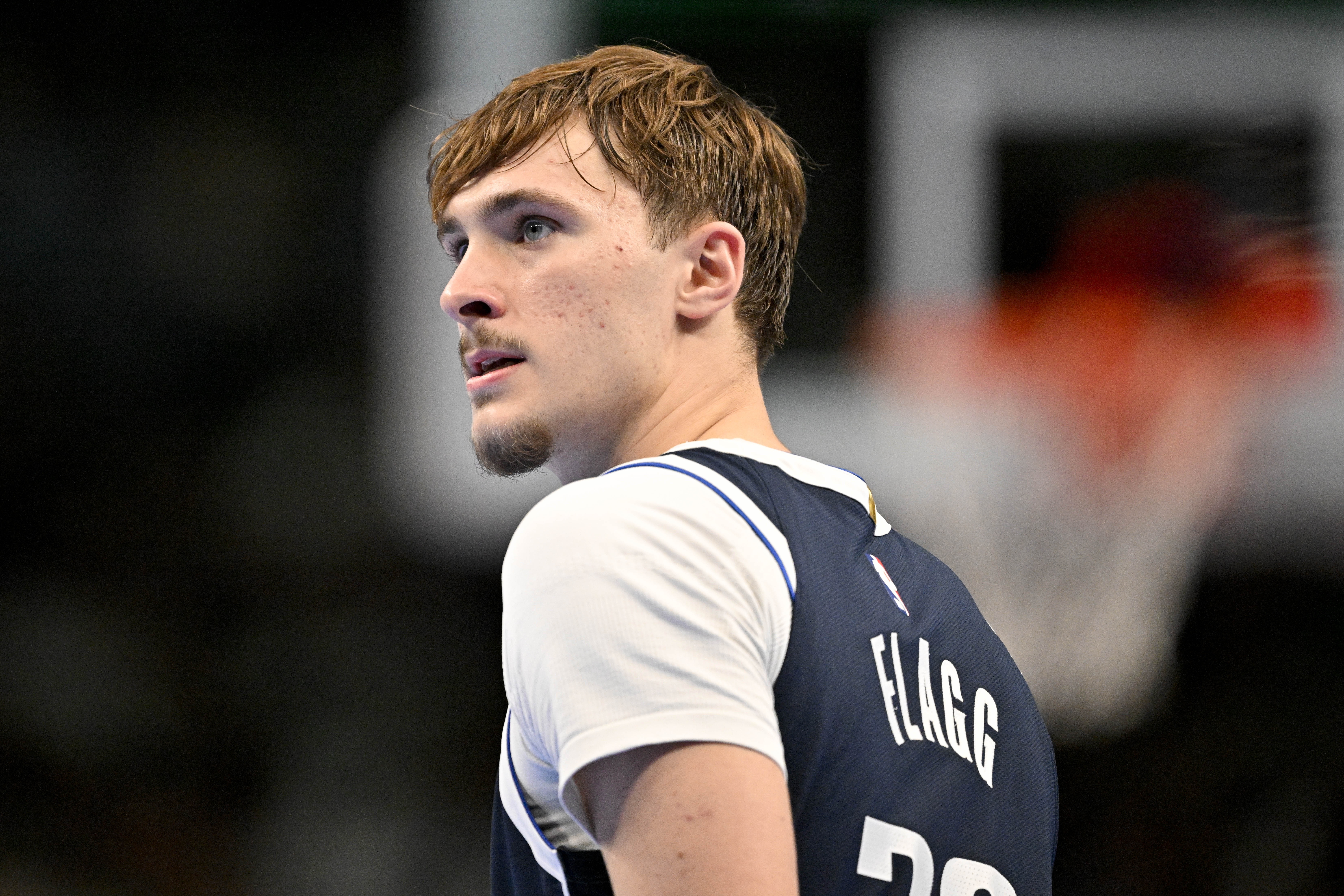 本场弗拉格表现一般，进攻端手感不佳，33分半的时间里，投篮15中4，三分球3中1