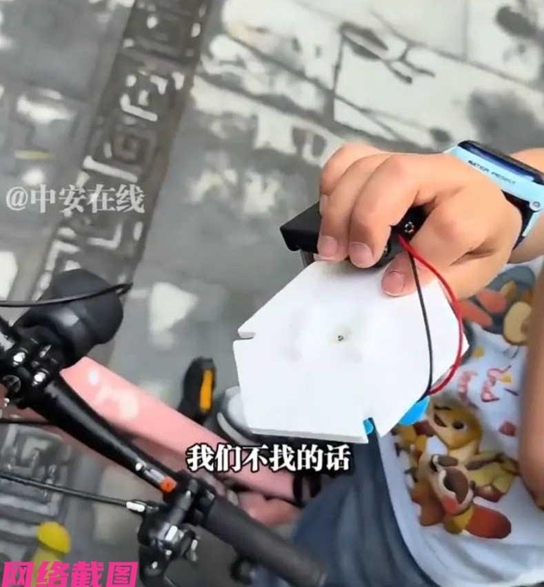 广东有女子发现自己放在楼层内的自行车，此刻给名男孩要骑走，女子看见后拦住了男孩，