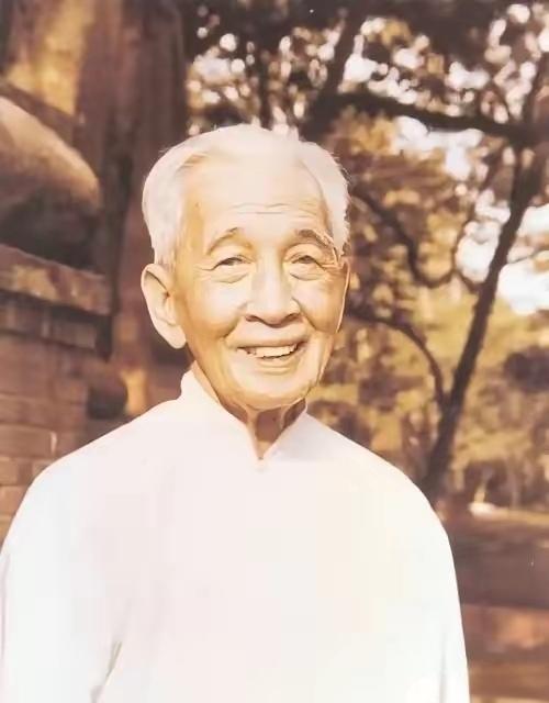 1945年，傅斯年整顿北大，30多名伪教授集体求饶，他将顶尖学者容庚扔出大门，一