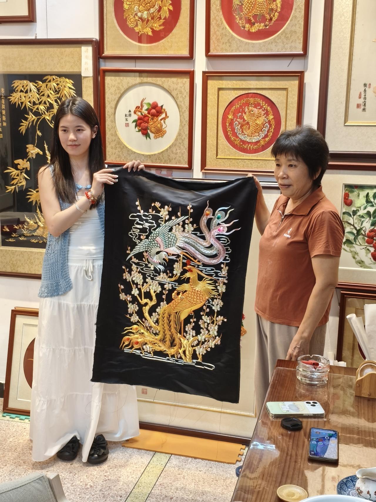 一针一线藏潮韵，非遗引客觅芳华——潮绣大师李静芳与爱好者共赏指尖刺绣
 
一方挂