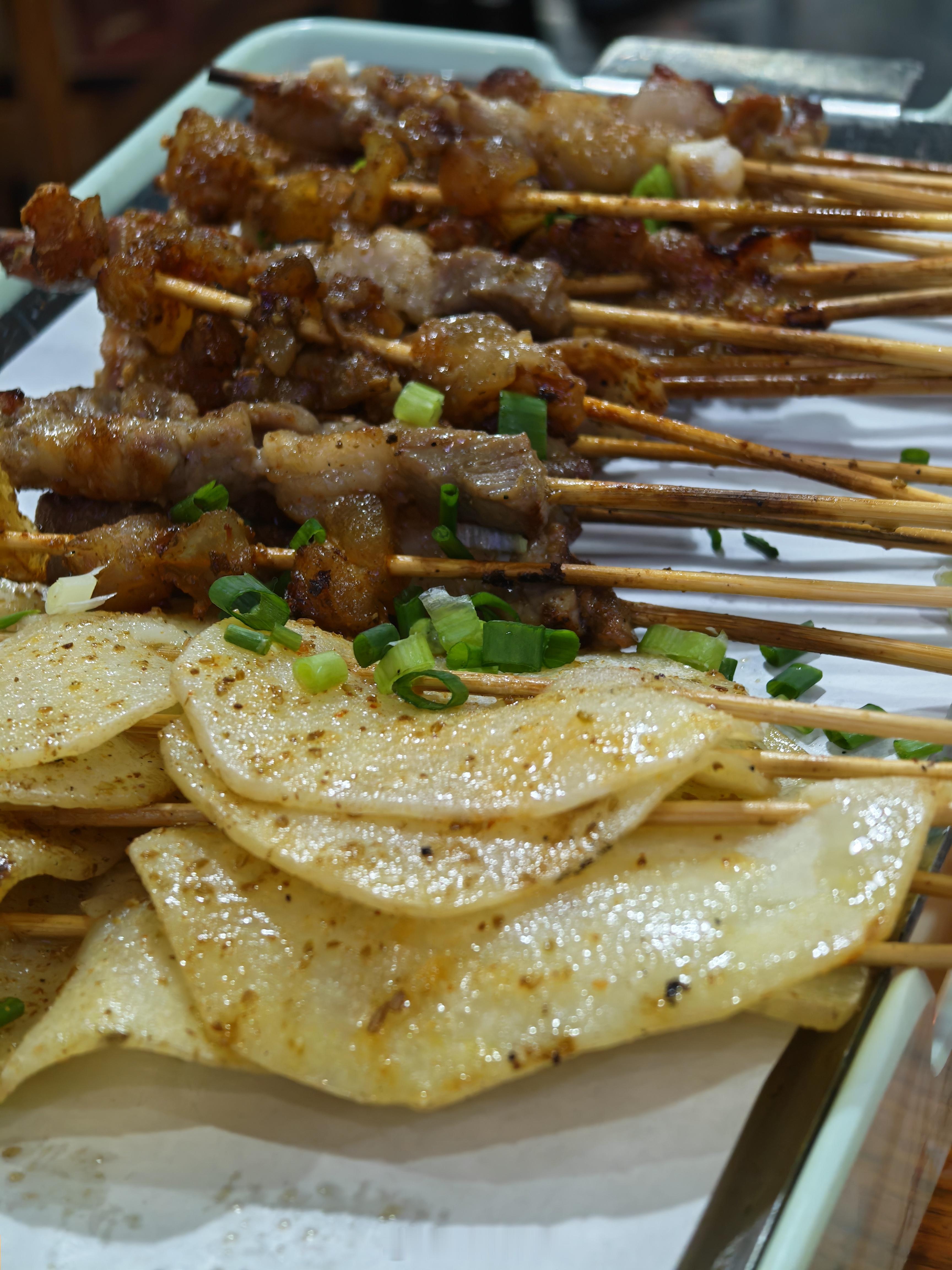 不建议带着饥饿感入睡有道理 所以每次晚上饿了肯定要吃点烤串喝点扎啤才睡得香～ ​