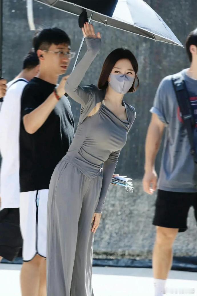 秦岚的身材令人惊艳，即便是简约休闲装也能穿出性感韵味。 