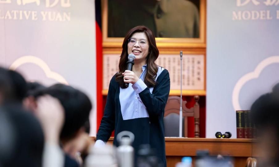 8月4日，郑丽文出席青年营队“模拟立法机构”活动时表示：立法机构是台湾地区政治运