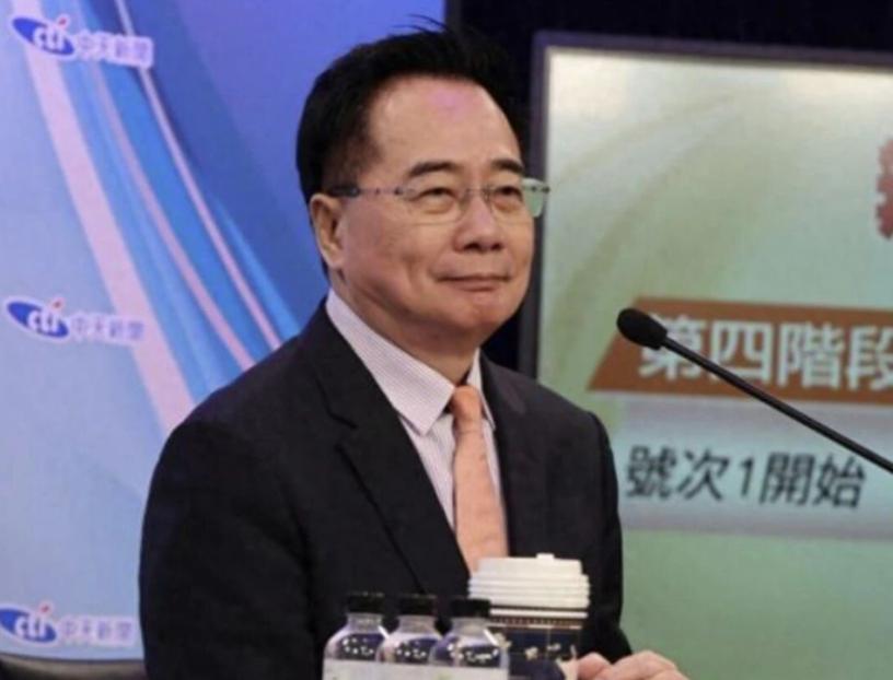 蔡正元今日入监，
27日，台北地检署门口，72岁的蔡正元面带微笑向媒体与支持者挥