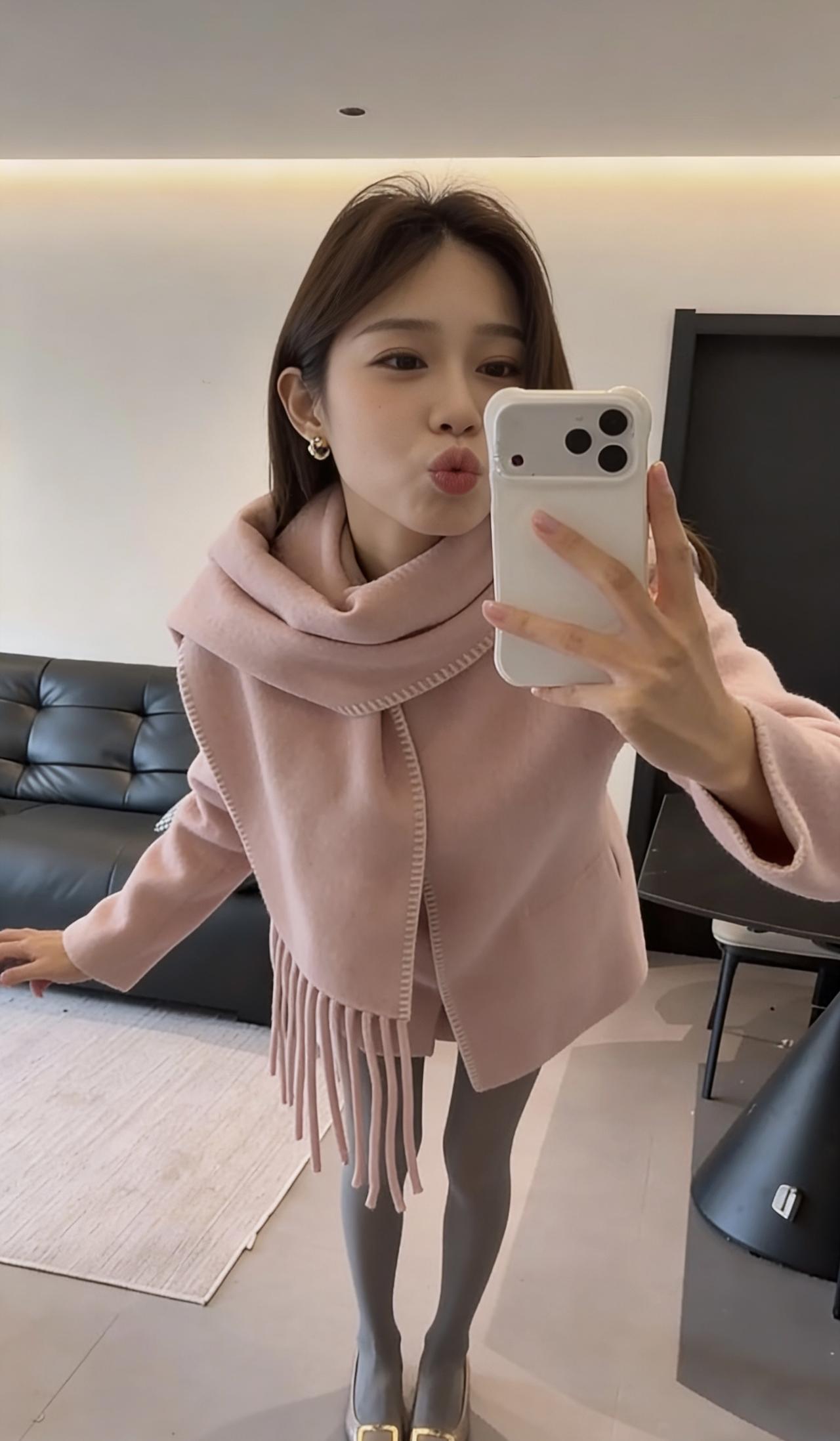 今日穿搭推荐：以温柔粉调毛呢外套为核心，粉色流苏围巾，增添了层次感与灵动性；下装