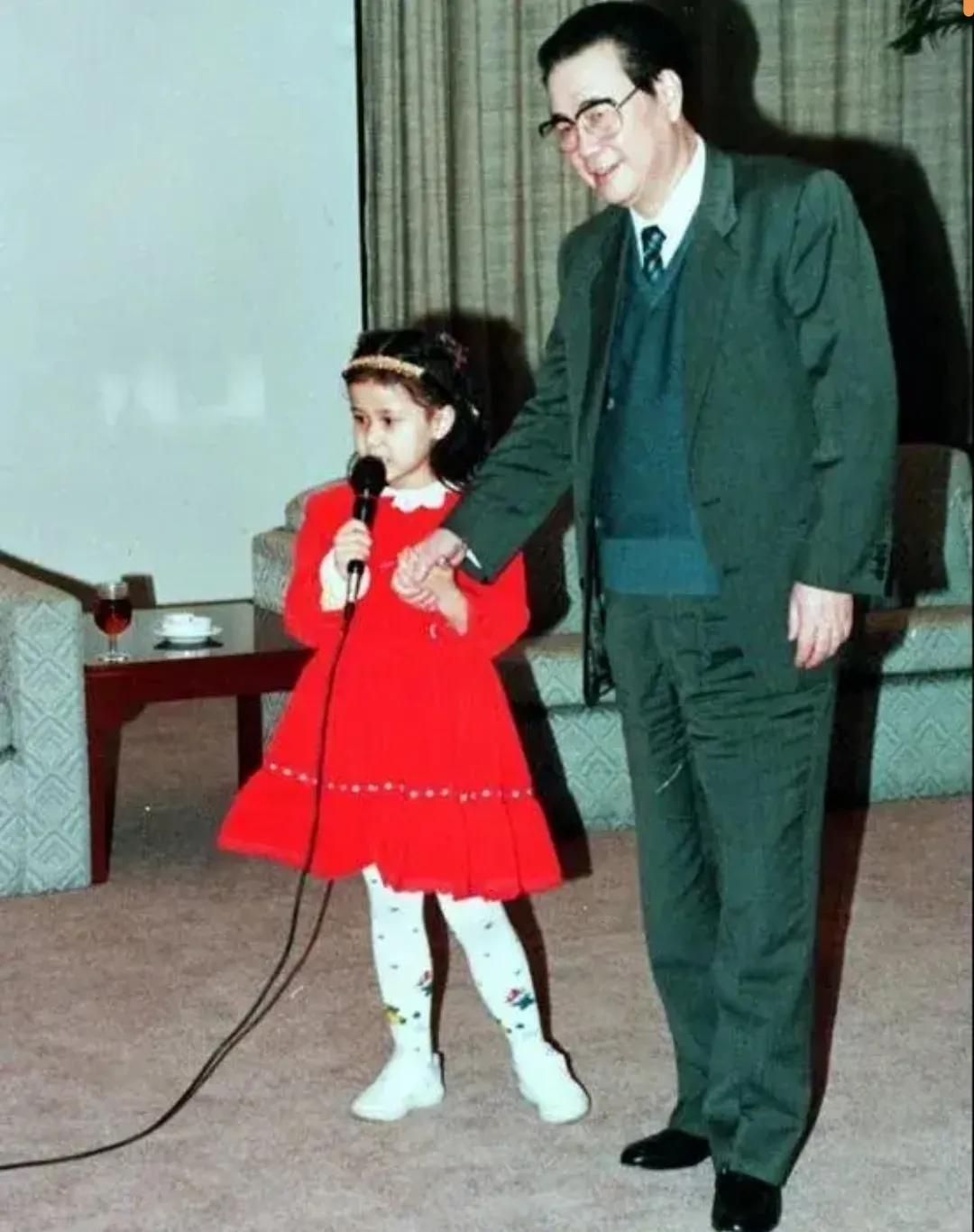 90年代，李鹏和孙女，拍下的一张罕见的留影。照片中，他拉着孙女的手，看着镜头，脸