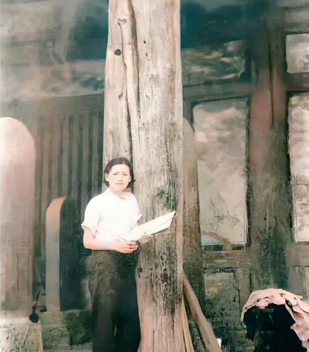 林徽因的几张旧照片。她曾说：这世上有两个我，一个躯壳喂日常，一个灵魂补岁月，一个