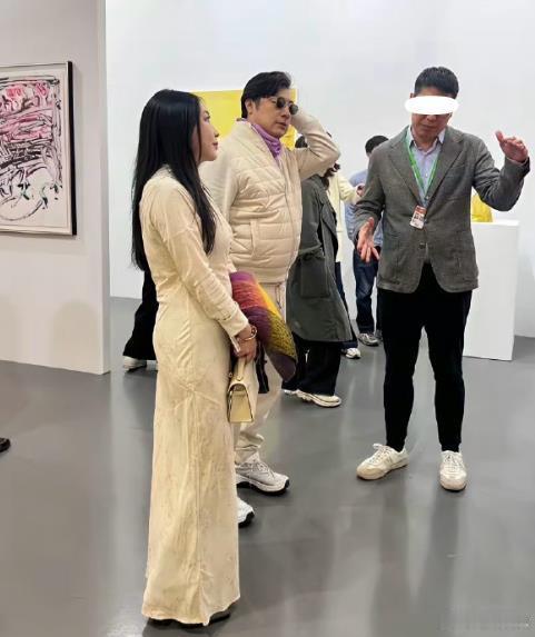 重获自由身的王岳伦被拍到和一女子看画展。王岳伦佩戴墨镜在一旁搔首弄姿，该女子看上