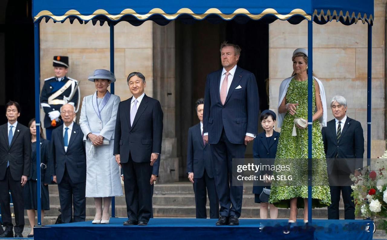 本年度非常有喜感的画面：荷兰王室在水坝广场举办欢迎日本国事访问的仪式，一起检阅。