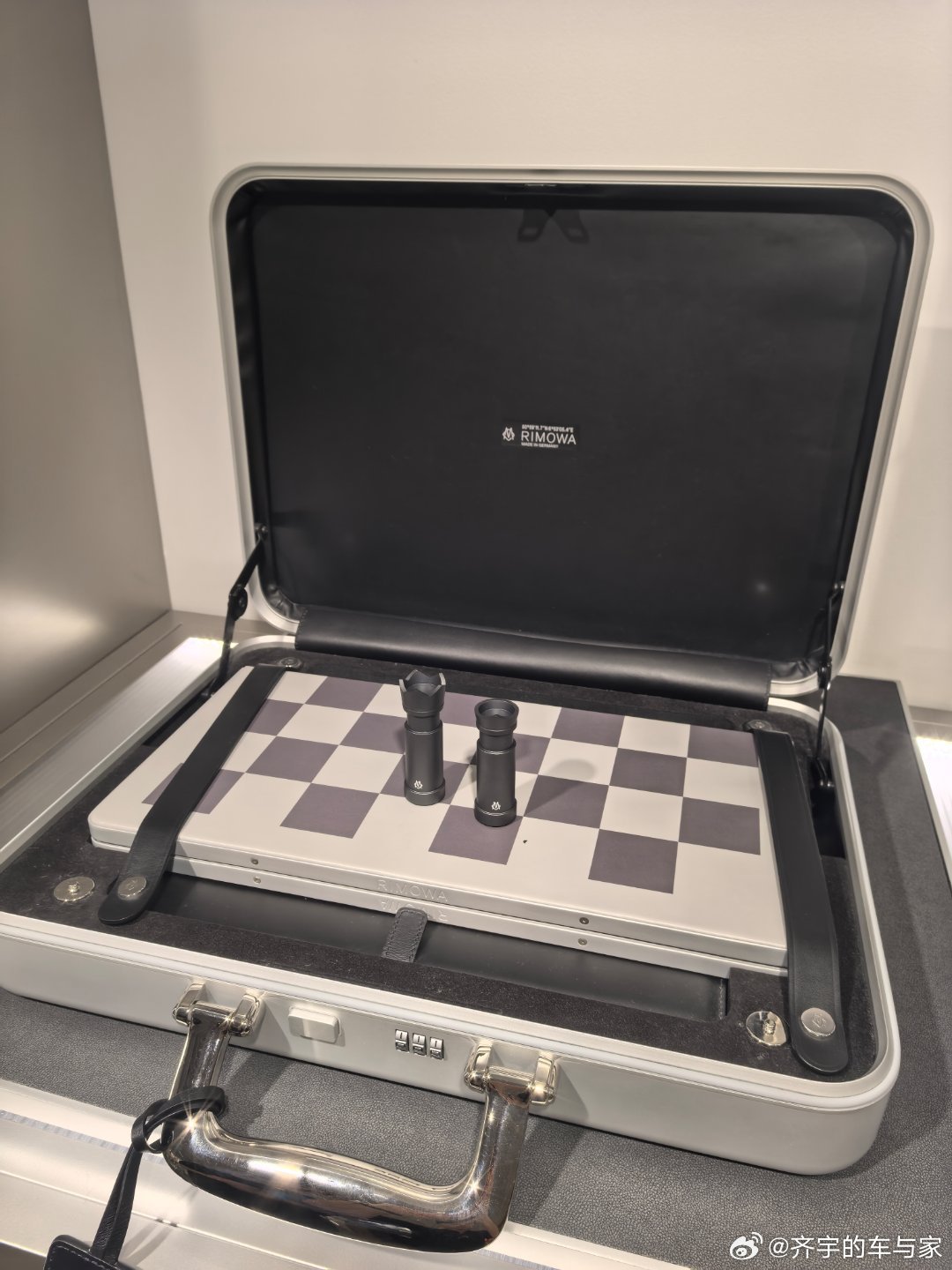 今天来国贸修箱子，转了转rimowa的店，好玩的还挺多，你最中意麻将还是国际象棋