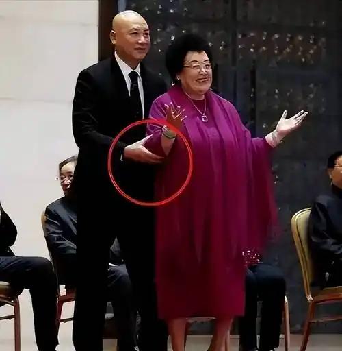 得知陈丽华走了，
我立马做了三个决定。
 
第一，做事要学她的“坚持”。认定的事