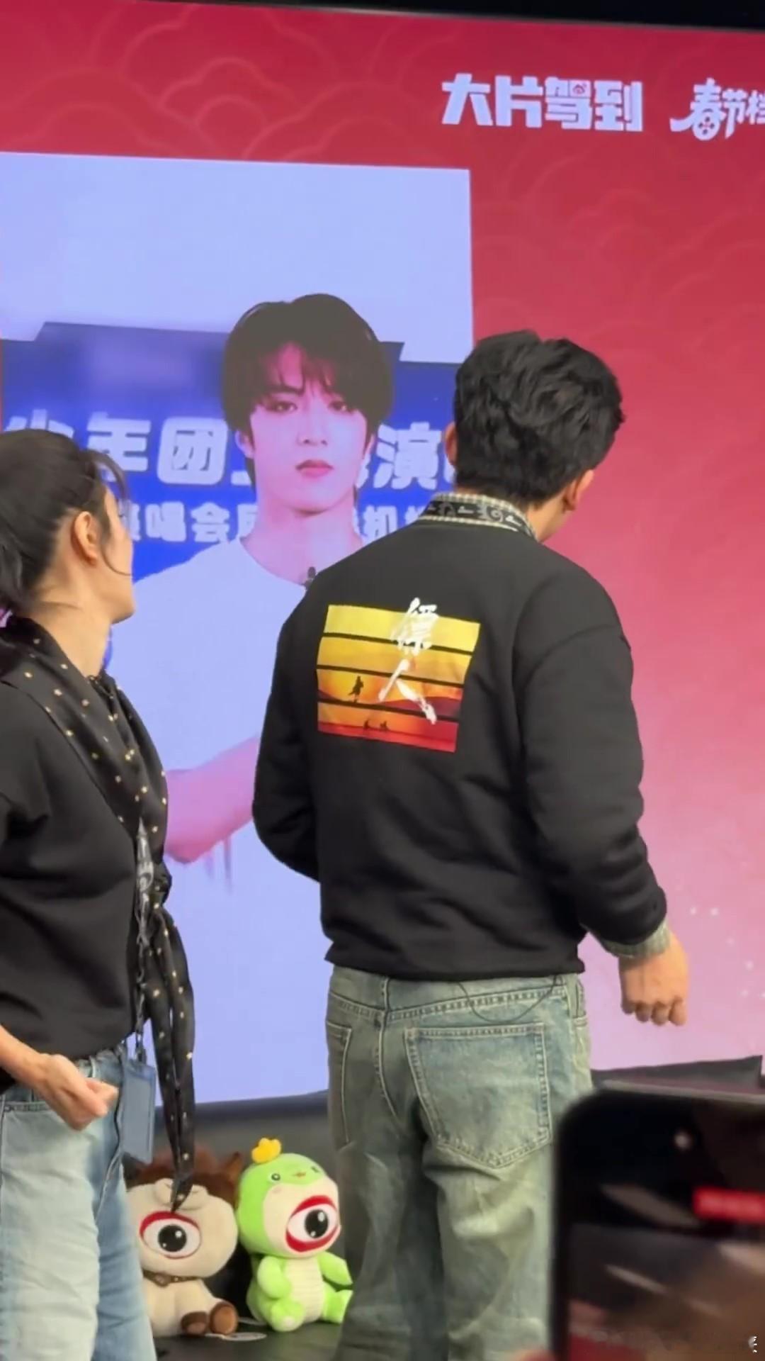 镖人剧组跟着刘耀文学刀马刀马 刘耀文跳刀马舞简直帅炸了，动作行云流水，气场十足。