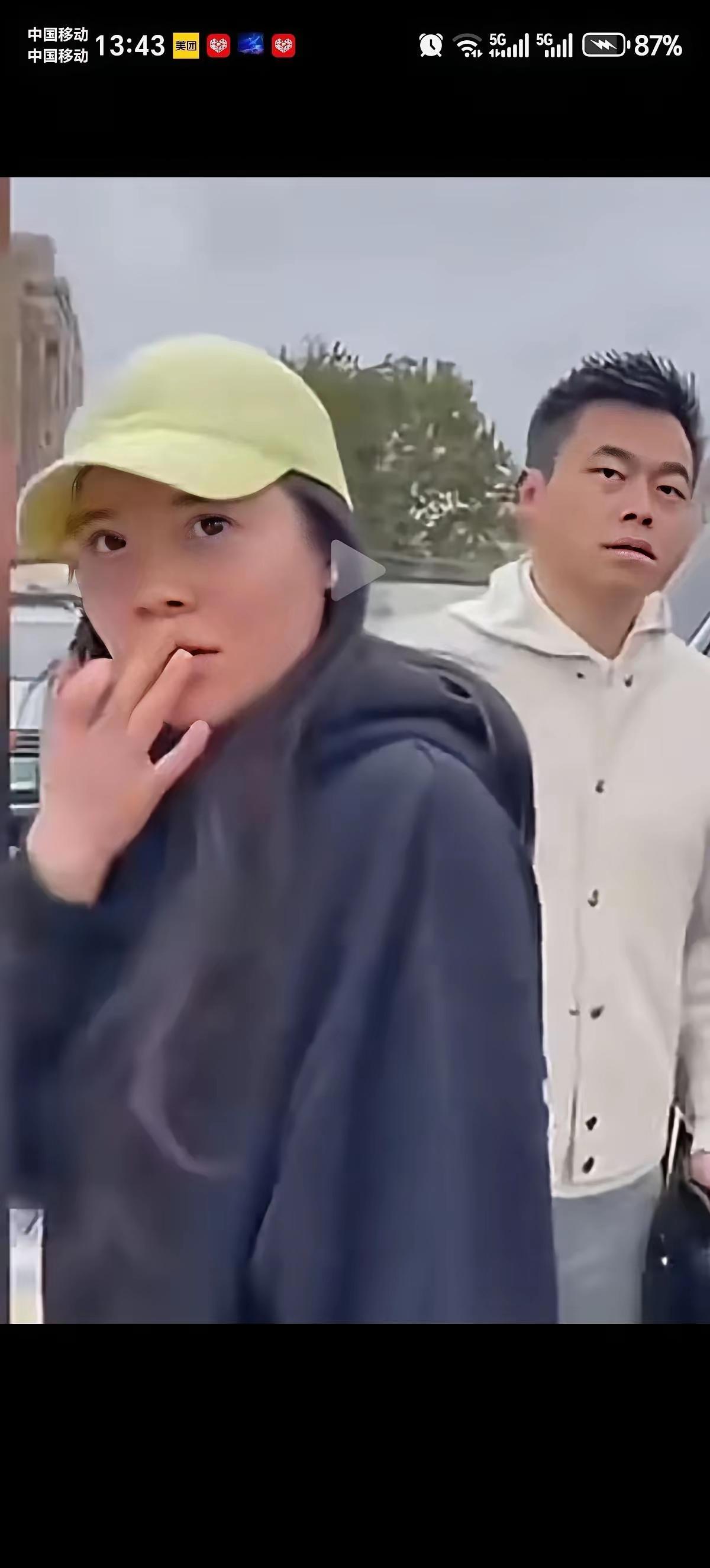 这小三的眼神直接告诉我们
他本来就知道男的有原配家庭的
道德败坏