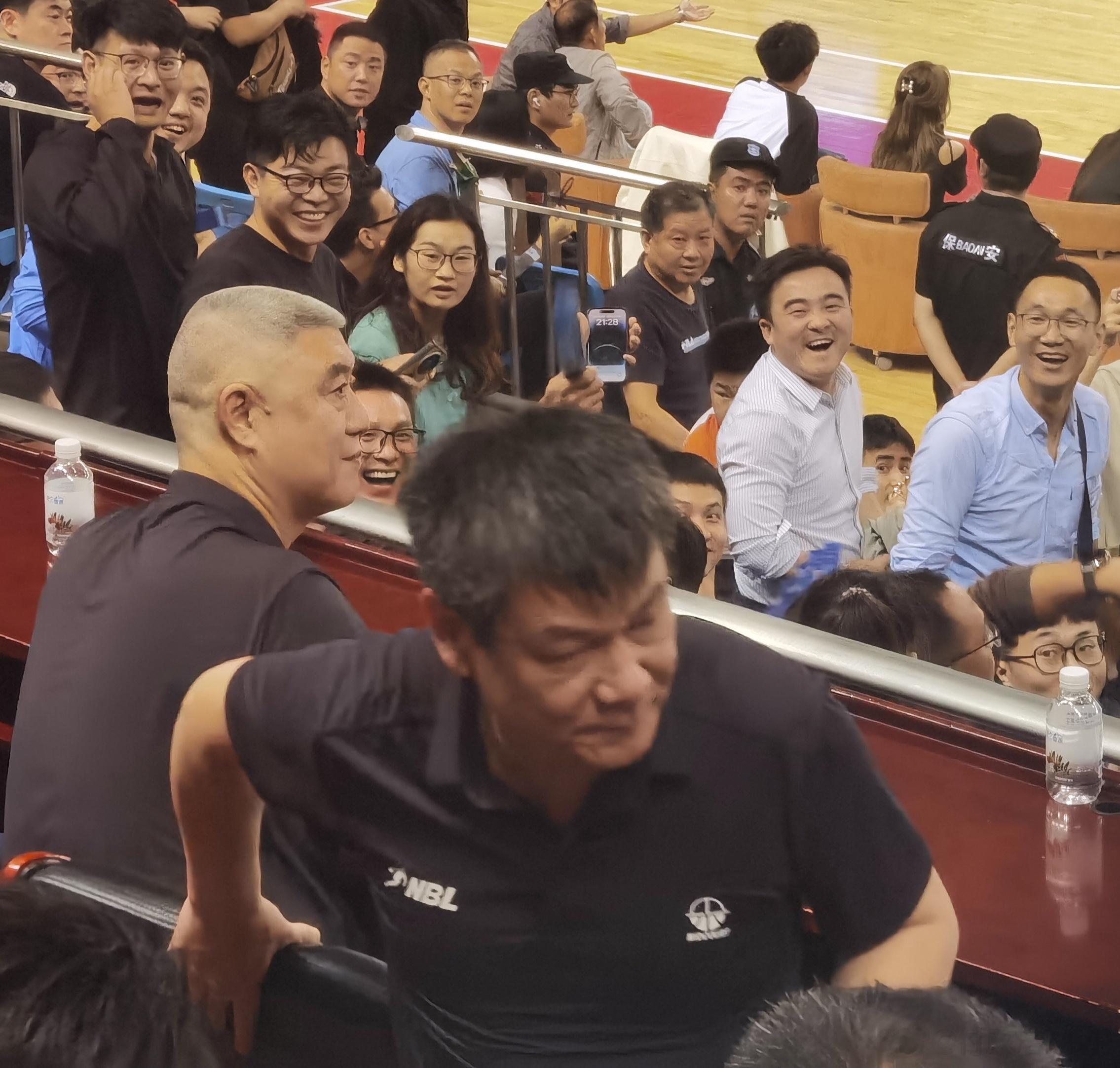 陕西信达退赛当晚出现了发人深思的一幕：虽然安徽文一锁定胜利，但现场的安徽球迷并不