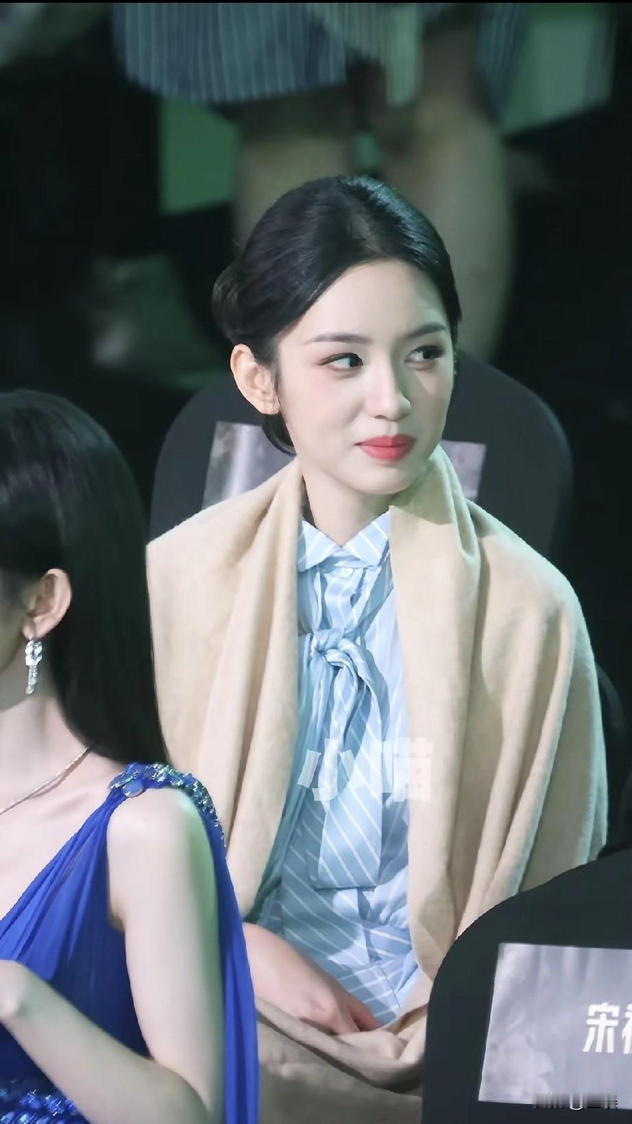 周也清冷， 在活动现场的周也，浅蓝色条纹衬衫搭配温柔米杏色绒衫，简约穿搭。利落的