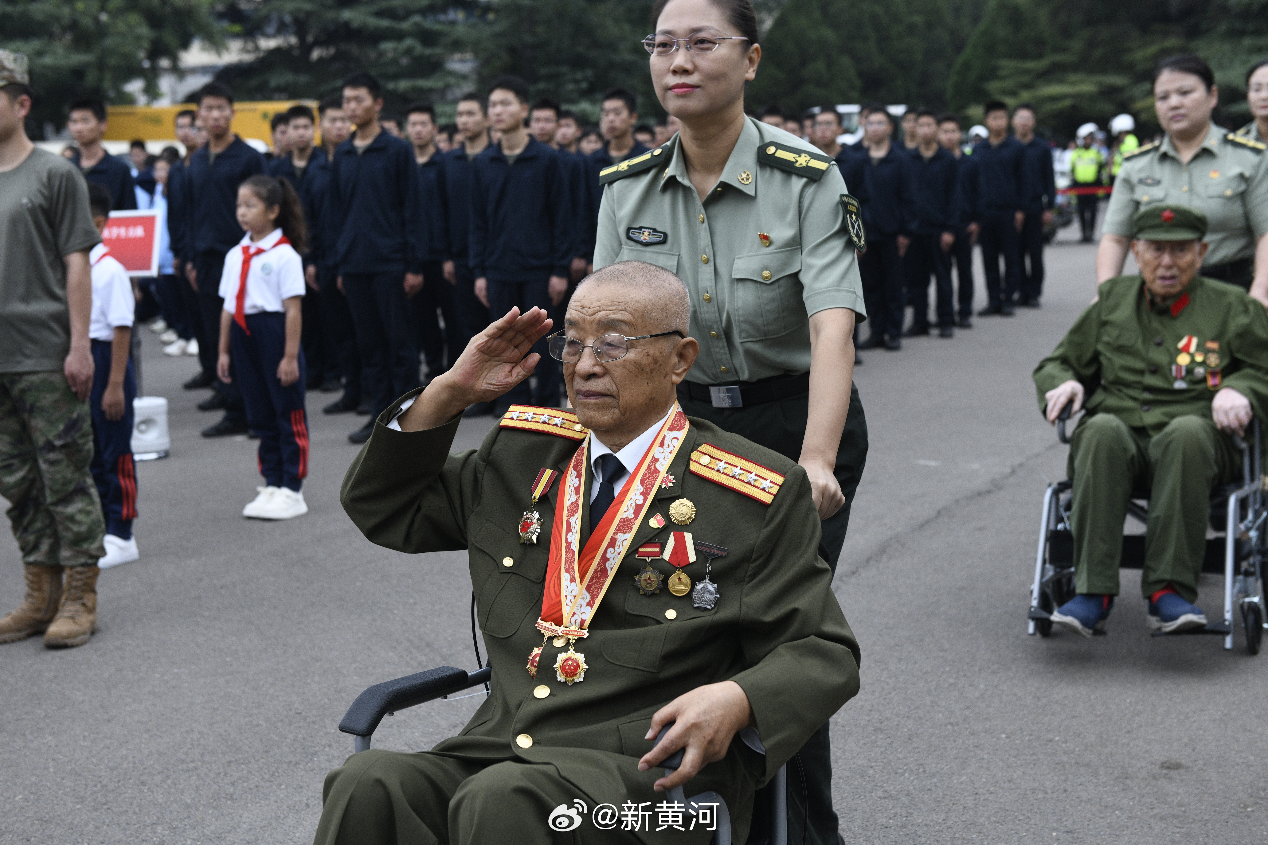 【#济南战役老战士致敬无名英烈#】9月24日，英雄山上，为6位2026年寻亲成功