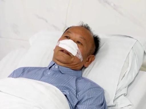 湖南，一名69岁老人看到男子当街行凶，掐住女子脖子不放，立刻冲上前制止。没想到歹