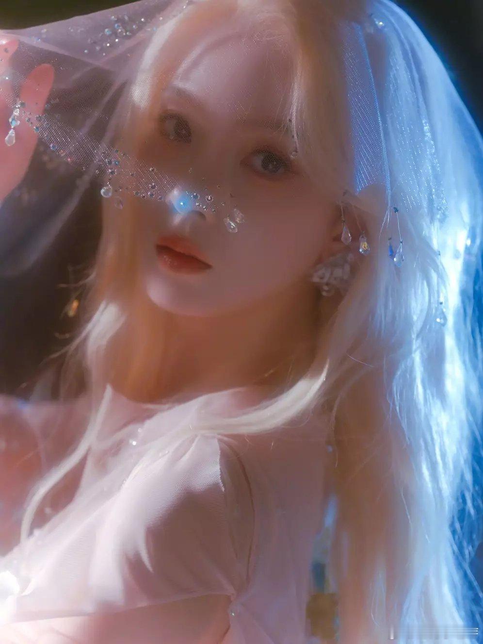 分享娱乐[超话]分享娱乐 陈瑶粉白纱裙搭配金色长卷发 宛如人鱼公主气质空灵 ​​