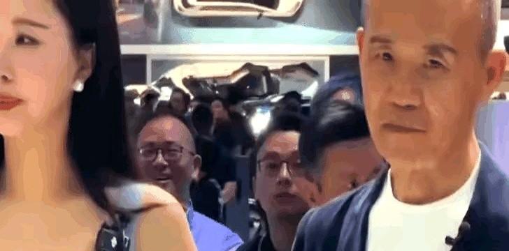 74岁的王石，给小30岁的娇妻，准备了什么惊喜？
不是钻戒，不是跑车。
是一份亲