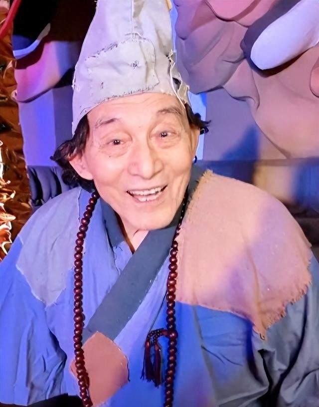 游本昌离世10天，90岁遗孀终于情绪爆发，把女儿轰出屋，崩溃大哭