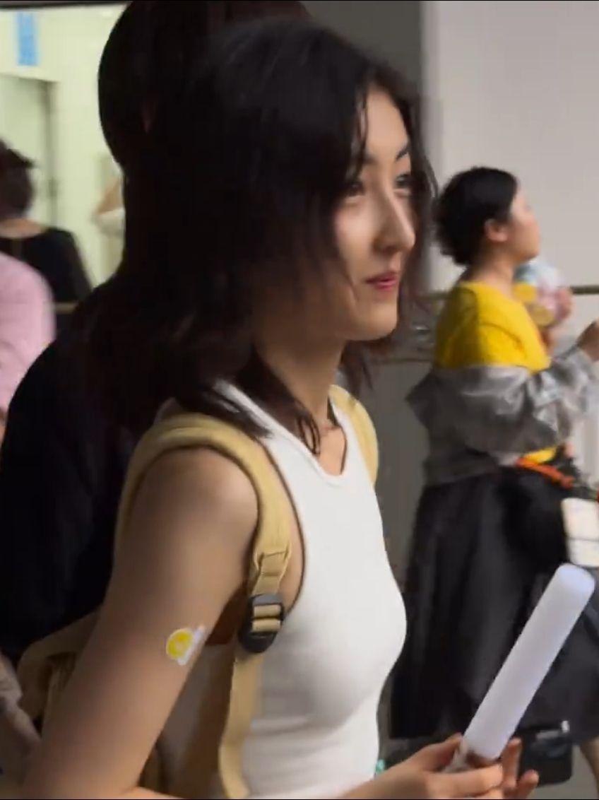唱《拥抱》的女孩去看五月天的演唱会啦