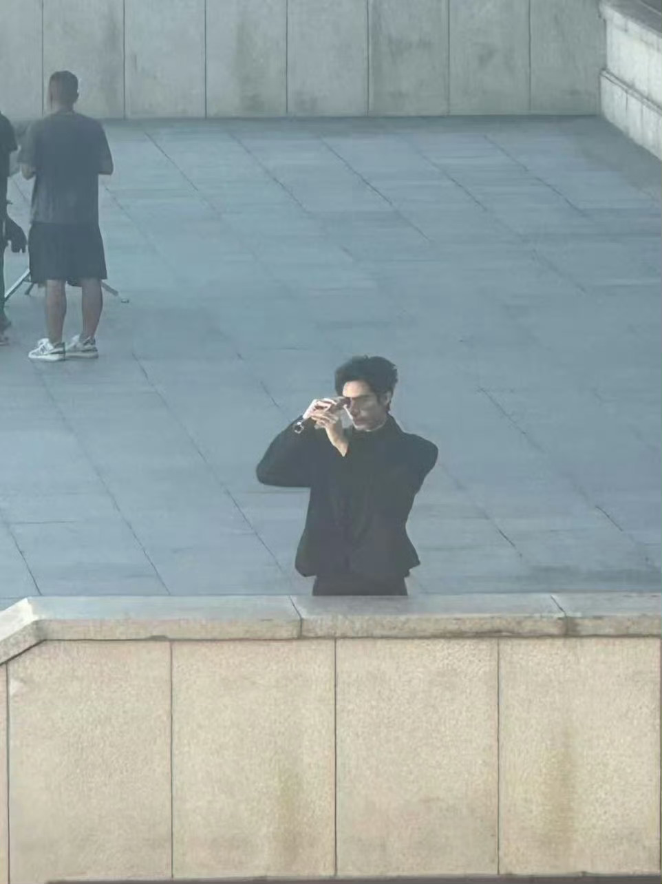 宋威龙拿望远镜和偷看的人对视宋威龙你又闷声干大事片场趣事被网友捕捉到，大家悄悄看