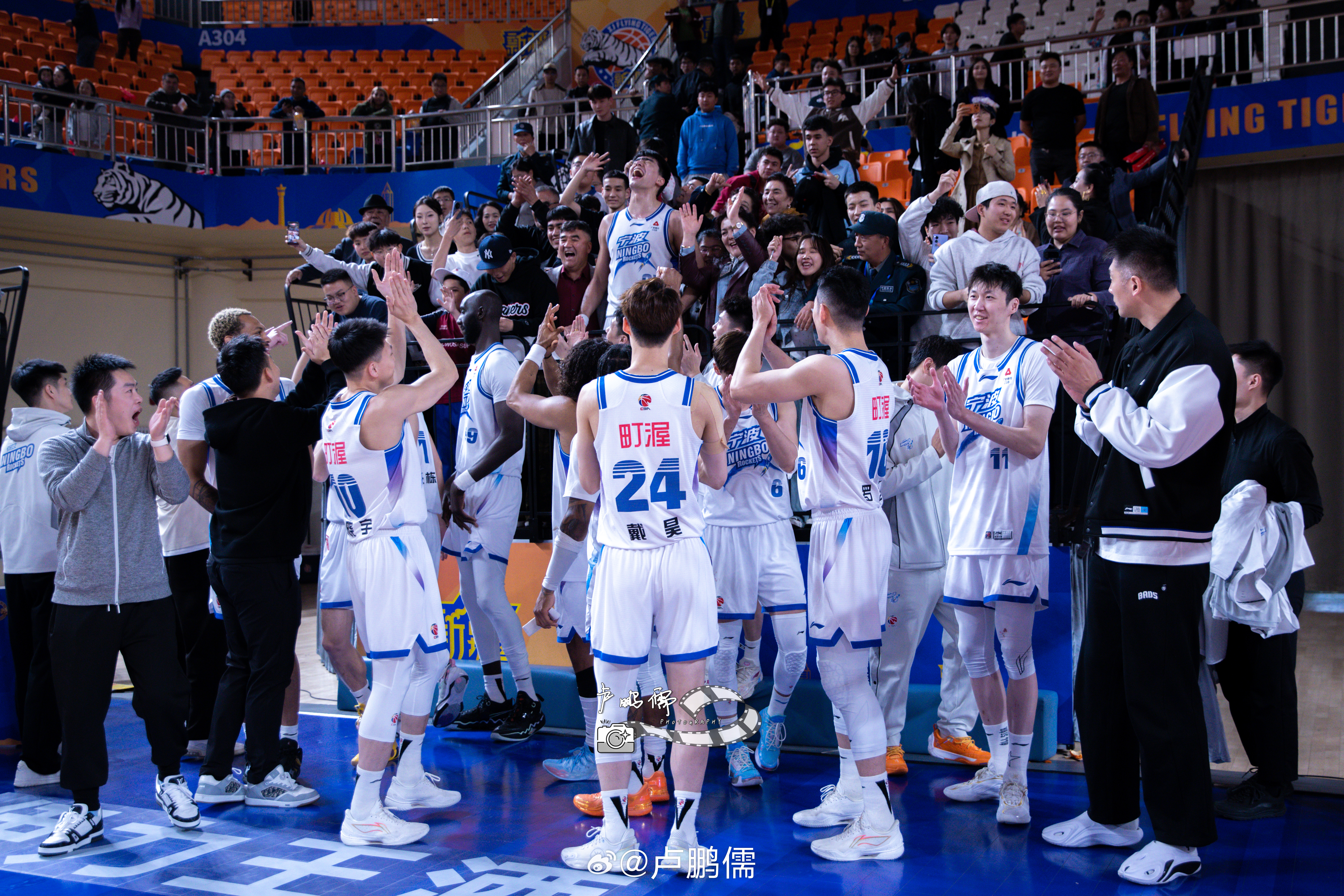 从新疆飞虎到宁波男篮，不变的是家乡球迷的热爱用镜头记录鲁吐布拉的回家之战 新疆男