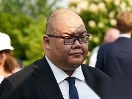 特朗普访华随行团里，除了AI芯片大佬黄仁勋，还有一位华裔面孔，也就是现掌管白宫喉