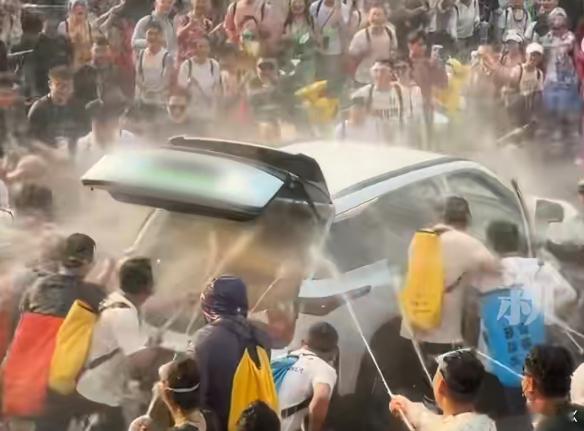 女子回应泼水节被恶意泼水泼水节这地方成“法外之地” 了？女子被恶意泼水还有汽车被