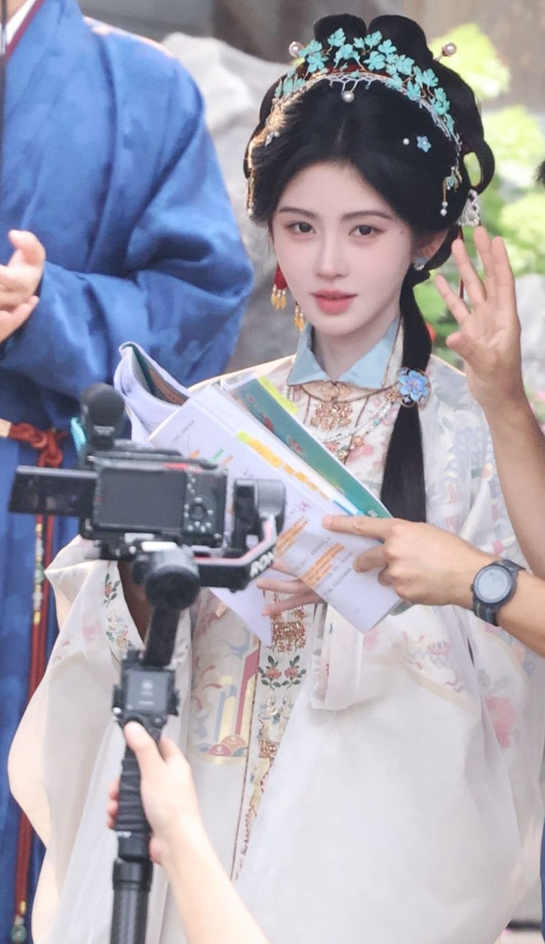 鞠婧祎苏绿夏鞠婧祎万花世界﻿ 这个苏绿夏美出天际了