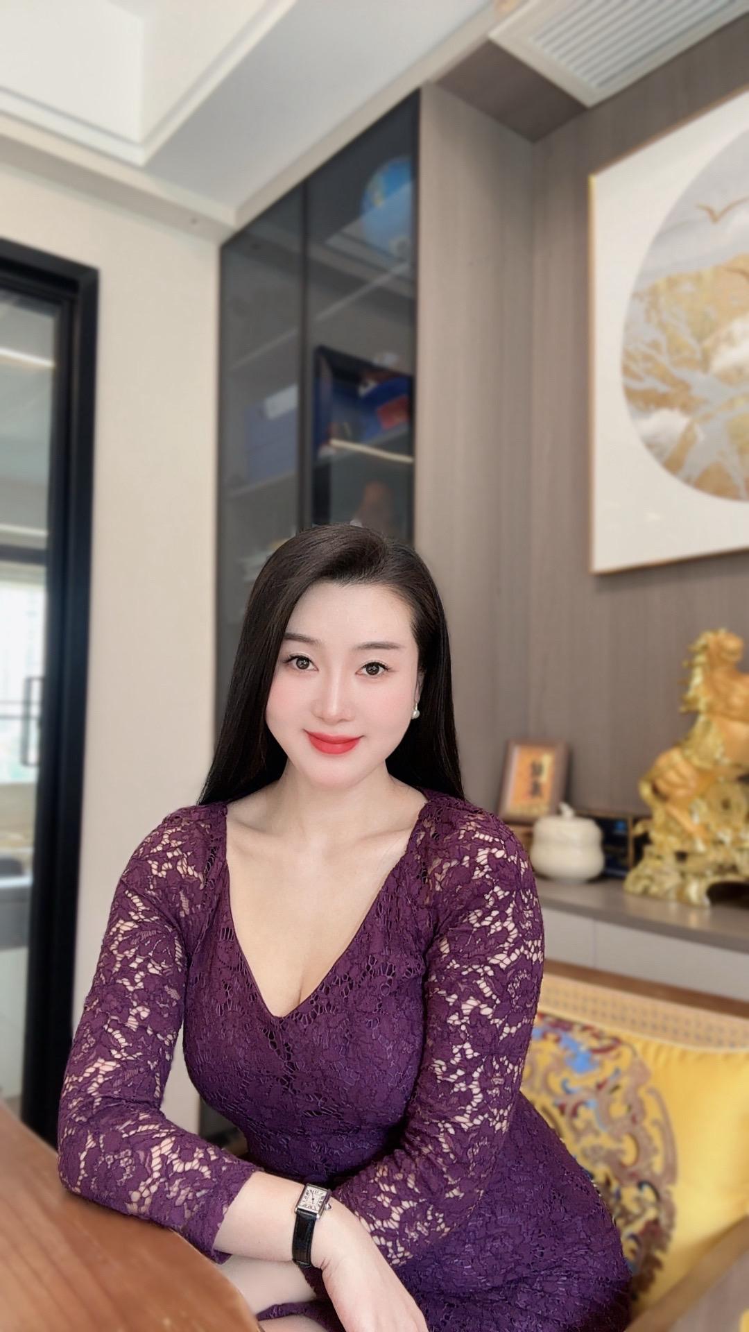 女人的自信 ～一半来自于阅历和价值 ～一半来自于颜值和自律 ～与其仰望...