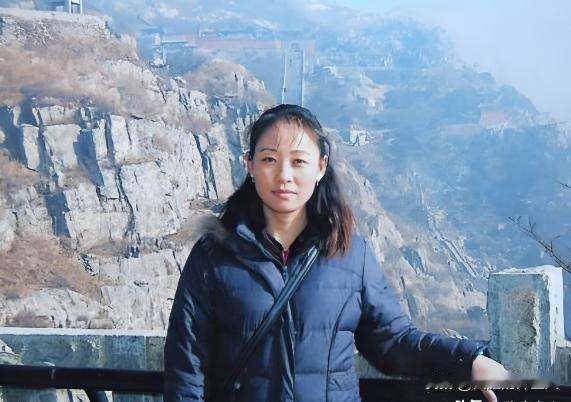 1998年，内蒙一女子自家商店被盗，女子通过足迹跟踪到盗贼，该女子被破格聘请到一