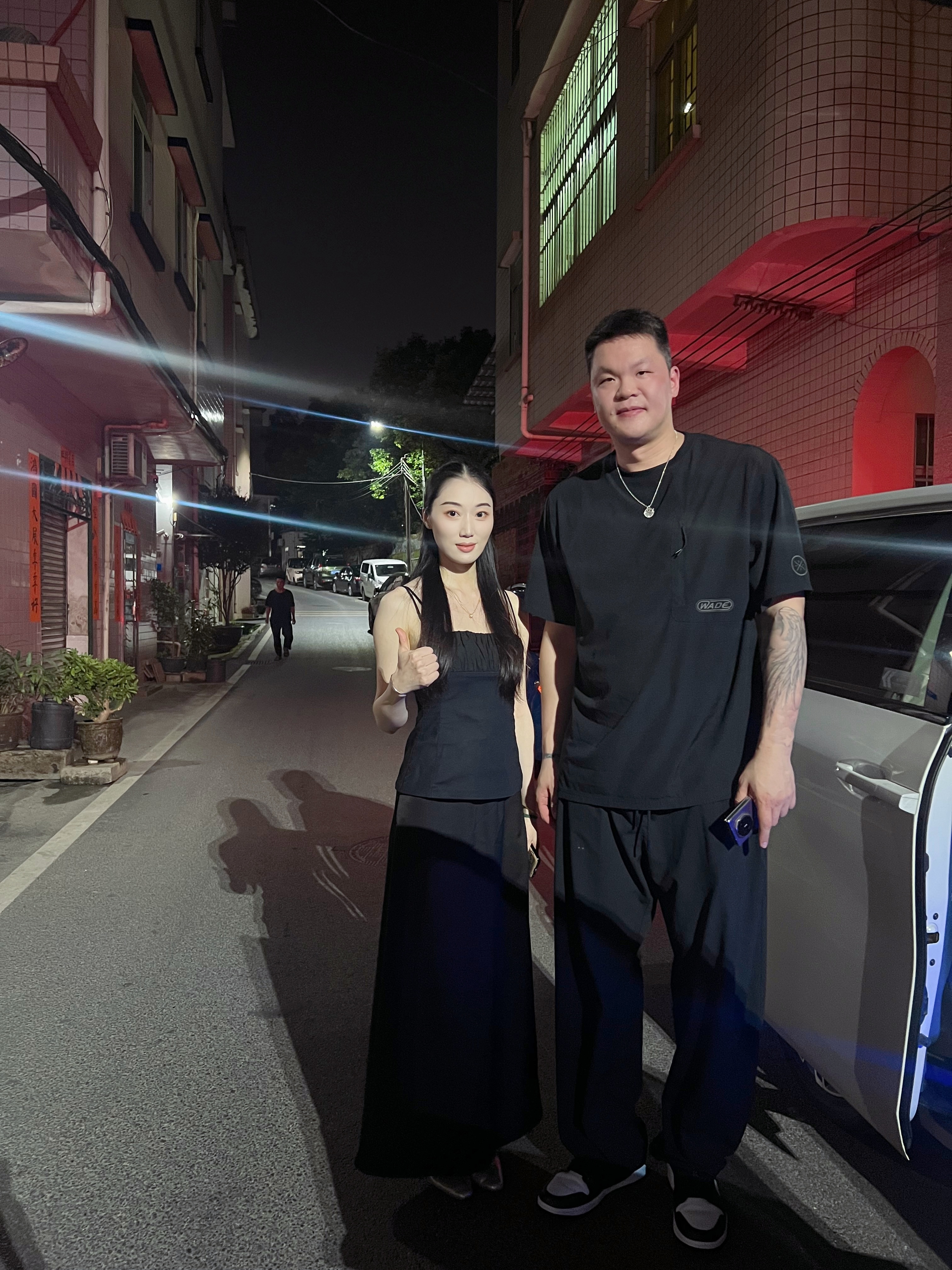 嘿嘿职务之便和朱芳雨合影了在他旁边显得我瘦弱渺小 