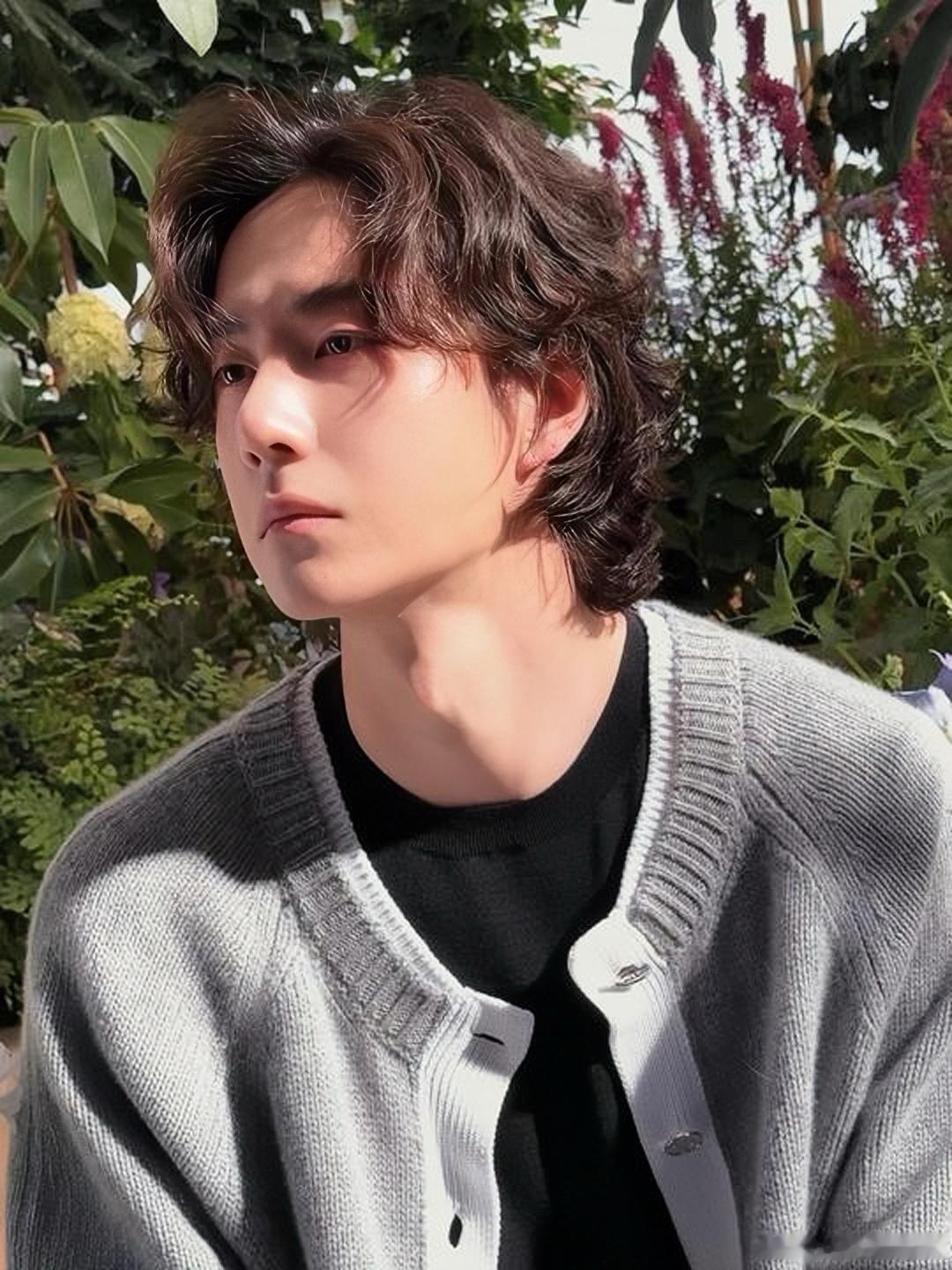 王一博VogueMan宣发节奏王一博登上《VogueMan》八月刊生日封面，本次