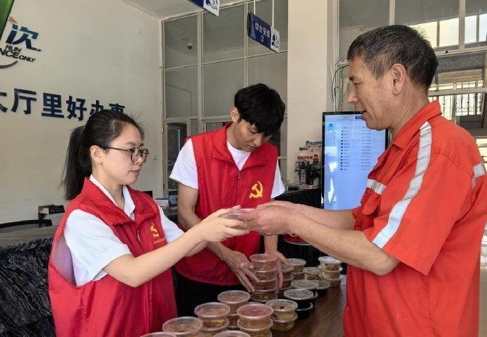 近日，台州天台始丰街道溪林社区和合驿站内，刚送完外卖的骑手王小凯感慨驿站很好。高