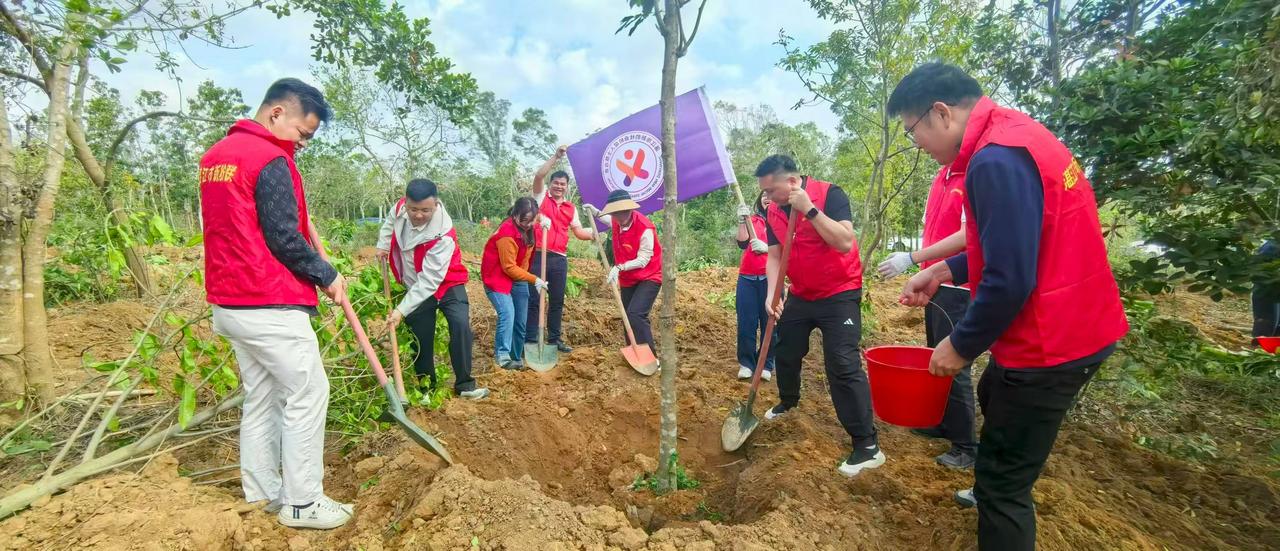 一年一度的植树节到了！
今天，参加了一次非常有意义的植树活动。九时，在湛江三岭山